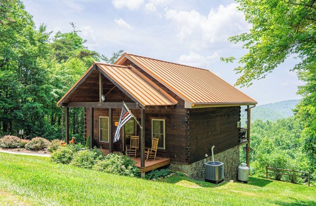 Long Valley Lights Cabin - Amazing View & 2 min. to the Blue Ridge Parkway