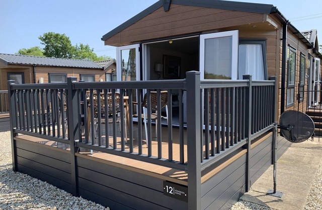 LONGDON LODGE, with a garden in Evesham