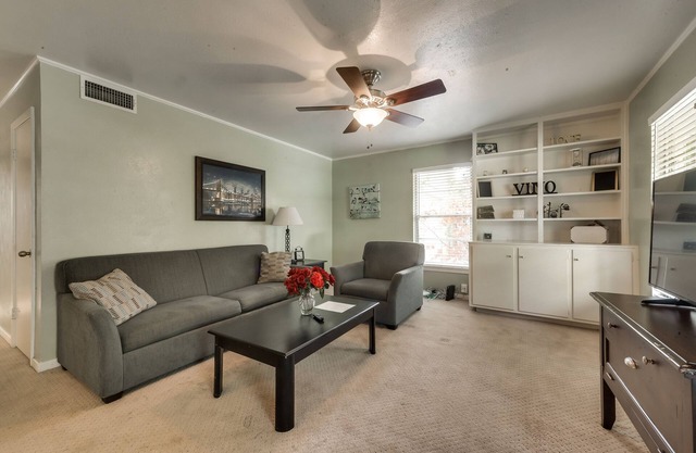 Longhorn Estate ★ Sleeps 7 ★ 3 BD Arlington Home