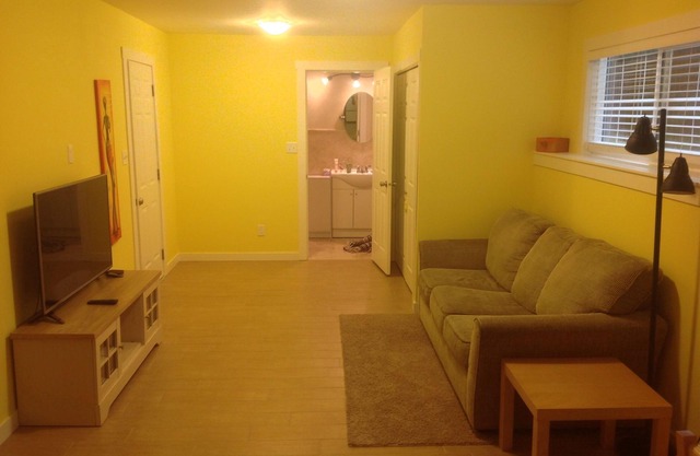 LongTerm Rental - Black Mountain, 1 Bdm + Mud Room Bright Basement Suite