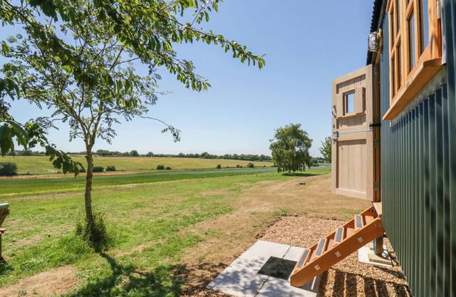 LONGWOOD, romantic, with a garden in Great Oakley