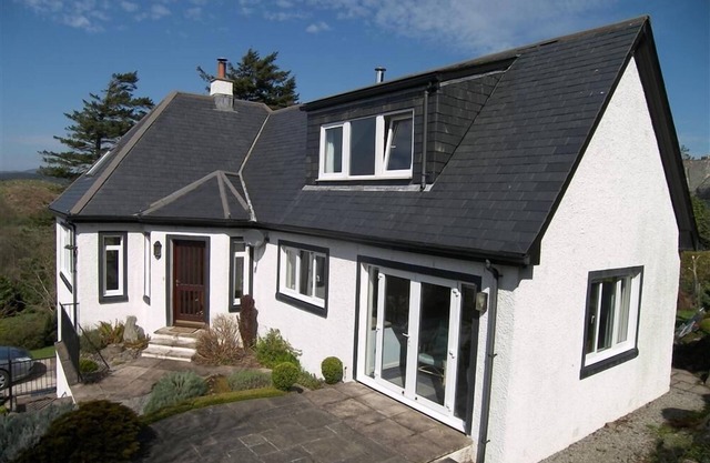 Lonsdale - a house that sleeps 6 guests in 3 bedrooms