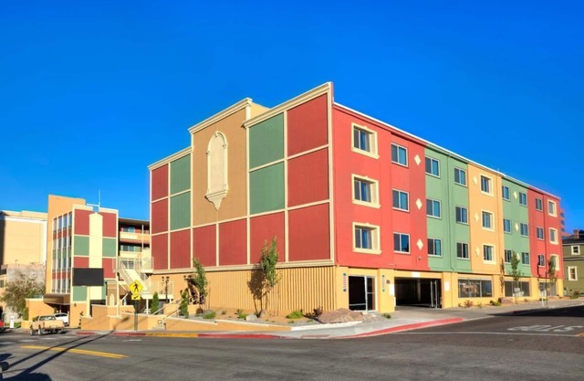 Look No Further! 2 Great Units, Indoor Pool, Minutes to Nevada Museum Art!