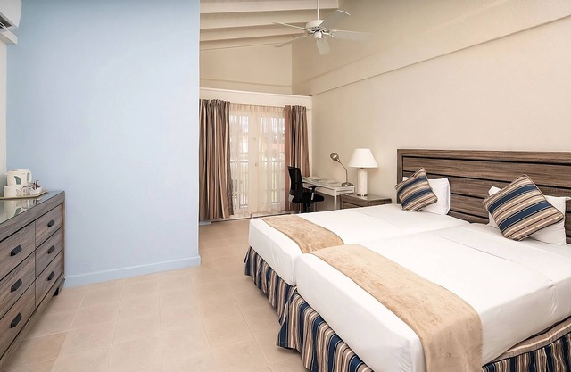 Look No Further! Outdoor Pool, Free Parking, Steps Away from Dover Beach!