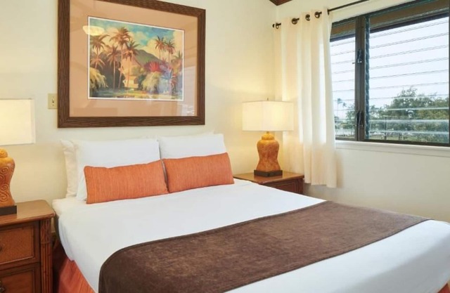 Look No More! Spacious Room w/ Private Balcony, Pool, Parking, Close to Beach