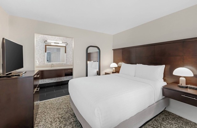 Look No More! Three Family-friendly Suites with Kitchens, Pool, Free Breakfast!