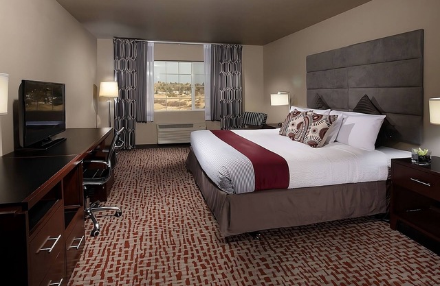 Looking for Perfect Getaway Location? Spacious Room w/King Bed, Free Breakfast