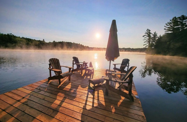 Loon Lookout: Modern Lakefront Cottage on 22 Acres – Seguin Summer Escape