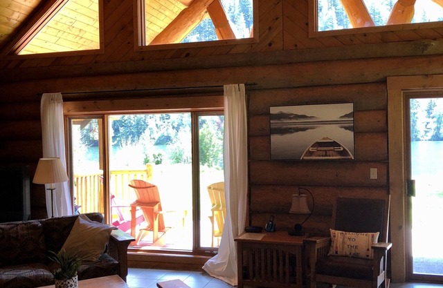 Loons Nest - Cozy, secluded 4 bedroom log cabin in the heart of the wilderness!