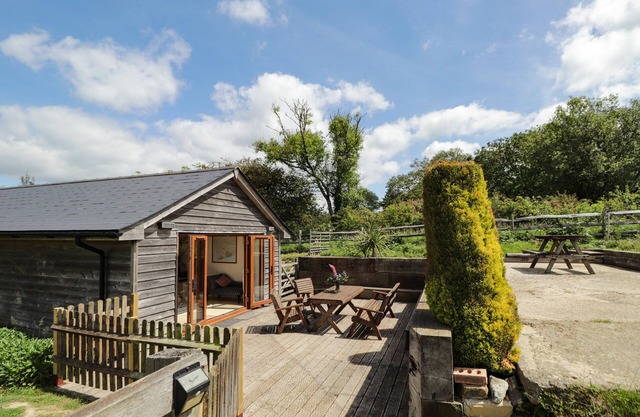 LOOSE FARM LODGE, pet friendly, character holiday cottage in Battle