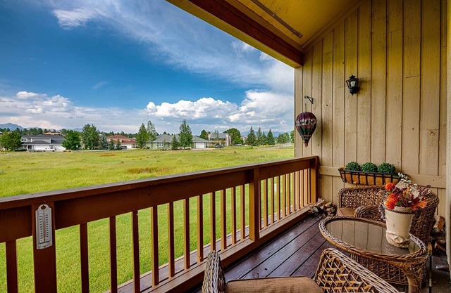 Loose Moose Lodge: Charming Loft, Fireplace, Stunning Mountain Views, Steps to Shopping & Dining!