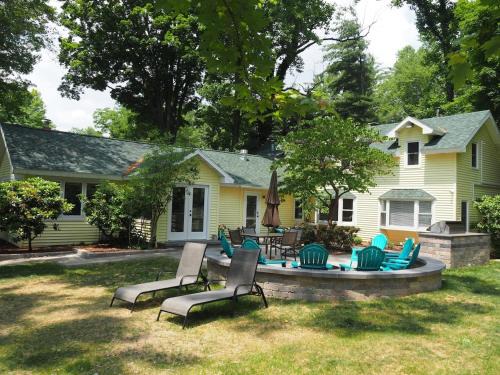 Lorlee - A Large And Luxurious Lakefront Cottage!