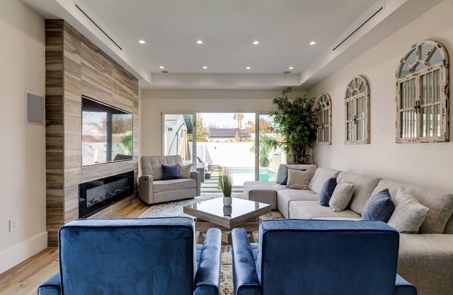 Los Angeles luxury Vila Monthly