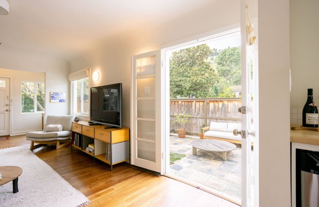 Los Angeles Modern Charmer