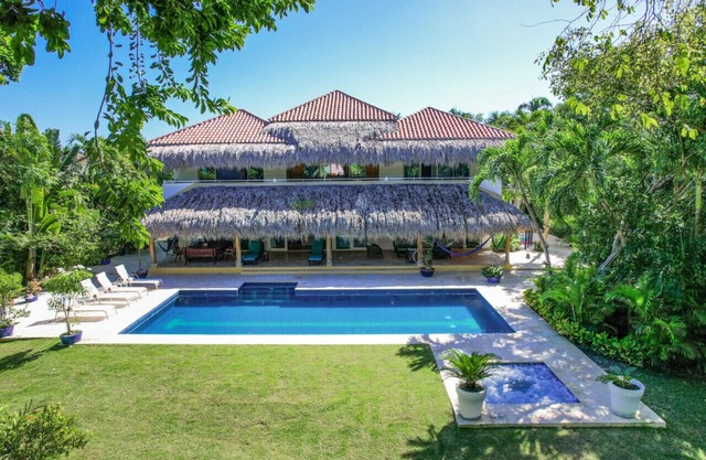 Los Ensueños: Dream villa near beach w/pool, Jacuzzi, housekeeper & golf cart