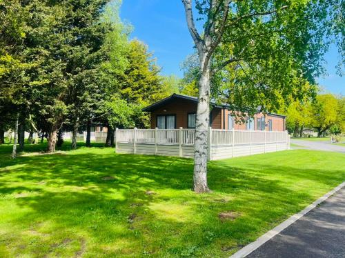 Lotus Lodge with Hot Tub