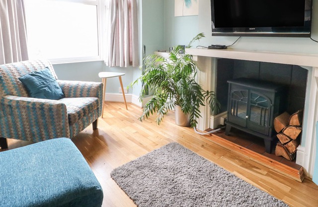 LOU'S RETREAT, pet friendly, with a garden in Kegworth