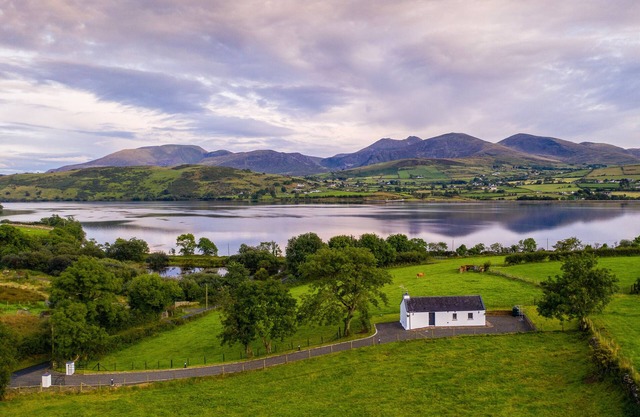 LOUGH ISLAND REAVY COTTAGE, romantic in Kilcoo, Newry, County Down