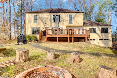 Louisville Area Home Deck, Fire Pit, Creek!
