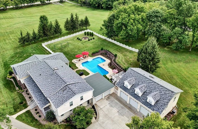 Louisville Country Manor - Pool & Pickleball!
