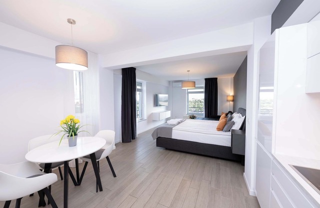 Lounge 8 Studio - SouthView