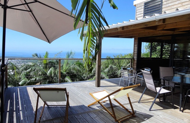 Lounge des hauts 2 overlooking the Indian Ocean and forest
