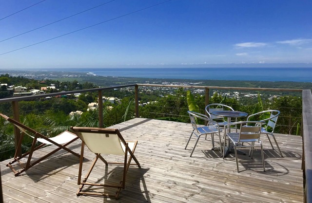 Lounge of the high panoramic view between Ocean and Mountains