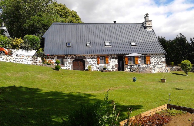 Loupradelou cottage for 8 people, typical Auvergne house with garden