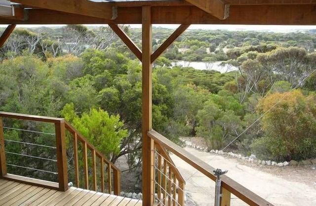 Lovely 3 bedroom home with river views. Perfect location to explore the Island.