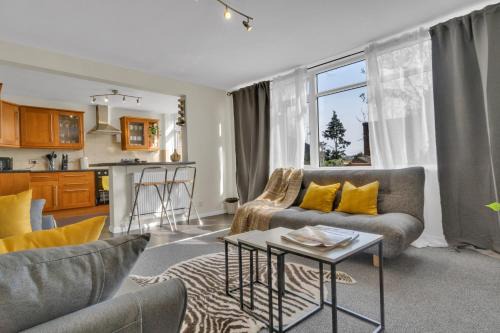 Love-All Wimbledon Apartment with free parking