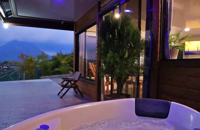 Love Cabin - Lake & volcano Views