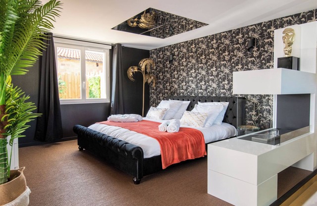 Love Room La Charmeuse: Jacuzzi, ceiling mirror - Bassin d'Arcachon