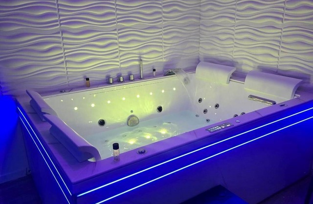 Love Room, Maison 60m2 Balnéothérapie, Sauna, Siège Massant et Pièce Secrète