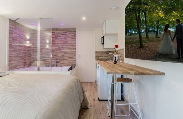 Love Room with Jacuzzi, Le Saccard