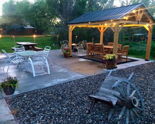 Loved By Guests ! Thanksgiving Available, Highly Rated, Location Perfect, Pools One Minute, Amenity-Rich, and Pup Friendly, Discover An Exceptional Wyoming Stay, Thermopolis River Walk Home at Hot Springs State Park, 'Where Families and Fisherman Stay'