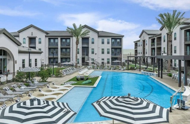 Lovely 1 BD Apartment with Poolside Viewn