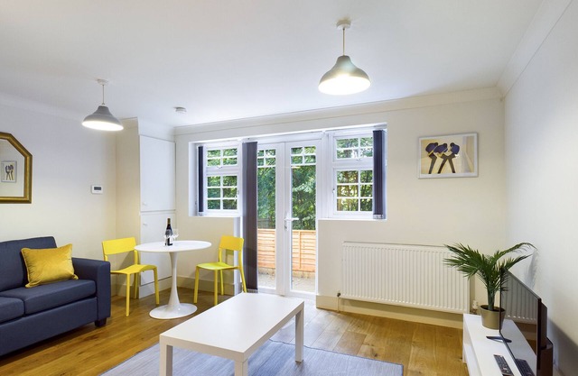 Lovely 1-bed Redhill town centre serviced apartment