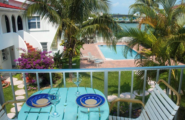 Lovely 1-bed waterfront apartment very close to shops beaches and all amenities