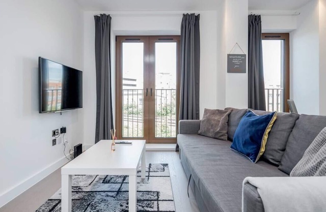 Lovely 1 Bedroom City Apartment , 5 mins Walk to