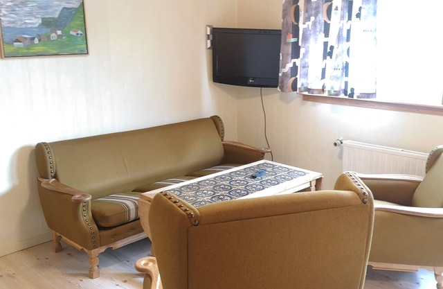 Lovely 1 BR condo - parking on premises