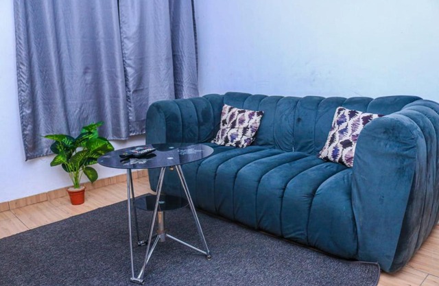 Lovely 1bedroom with WIFI and ample parking 2mins walk to Bamburi Kenyatta Public Beach (Pirates)