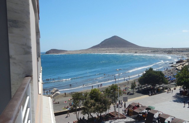 Lovely 2 bedroom apartment, terrace, sea view & wifi, 1 minute walk to the beach