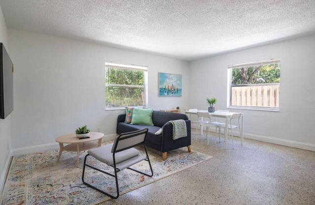 Lovely 2 bed 1 Bath near Las Olas W/Free parking!