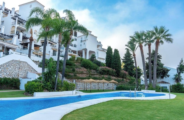 Lovely 2-bed Calahonda Apartment sea & Golf Views