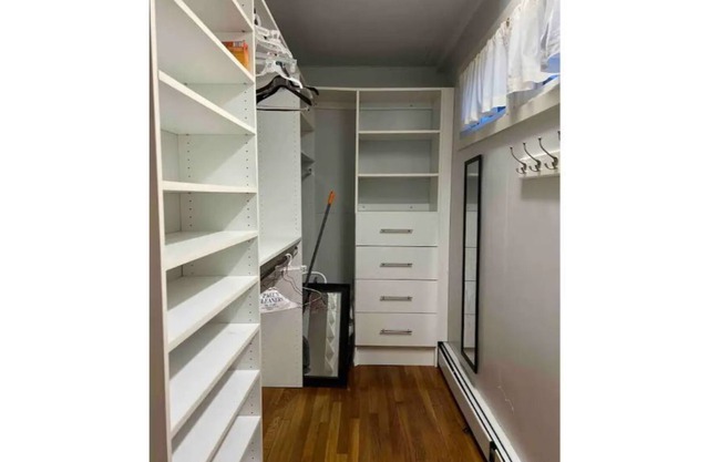 Lovely 2-bedrooms rental unit with free parking.