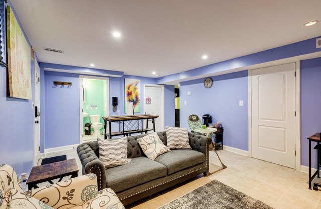 Lovely 2 Bedroom, 2 Bath Unit in West Alexandria.