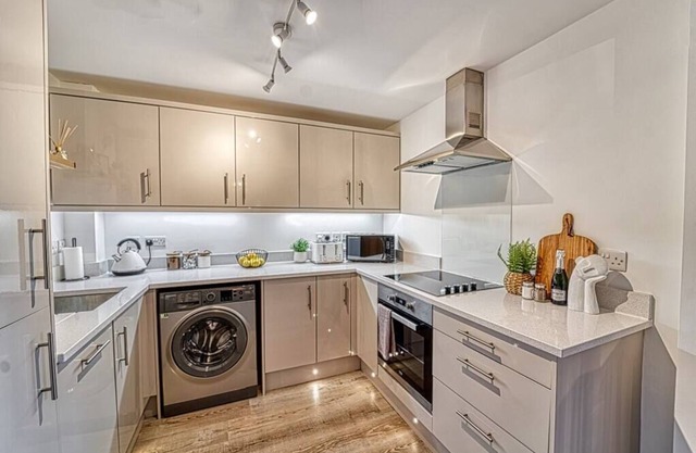 Lovely 2 Bedroom Apartment With Parking