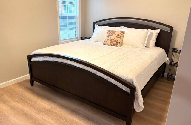 Lovely 2-bedroom apartment with WiFi, king size bed & parking in Inglewood