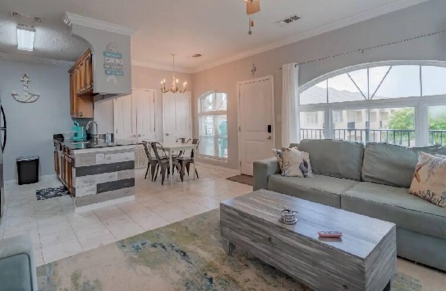 Lovely 2 Bedroom Condo with a Pool and Beach View