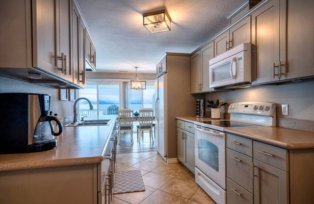 Lovely 2 Bedroom Condo! Free Wi-Fi! Day Dock! Gym